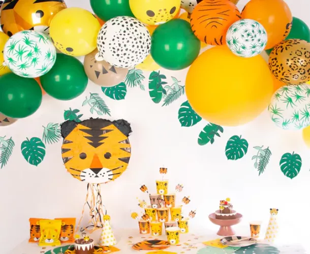 Kit de décoration pour fête thème félins, avec des assiettes, gobelets, ballons et décorations inspirés des petits chats. Parfait pour un anniversaire amusant et mignon!